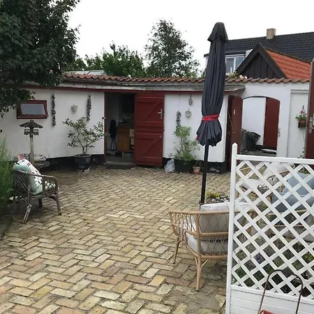Unikt Sommerhus, Havudsigt, Udespa Og Direkte Til Stranden Fra Egen Have *