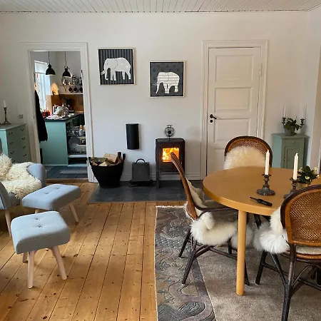 Tatil Evi Unikt Sommerhus, Havudsigt, Udespa Og Direkte Til Stranden Fra Egen Have *
